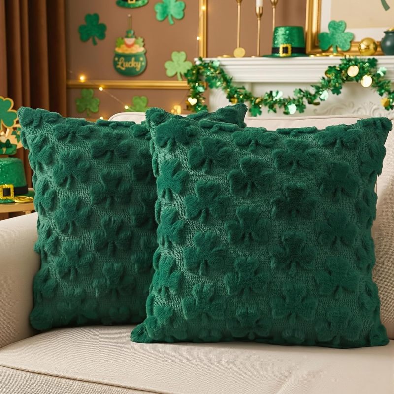 غطاء وسادة مخمل اخضر داكن مقاس 18 × 18 بوصة - غطاء وسادة زخرفي ذات ملمسة خميرة شامروك فائقة النعومة للزينة في منزلك وغرف نومك وقاعات المعيشة في يوم سان باتريك - Image 2