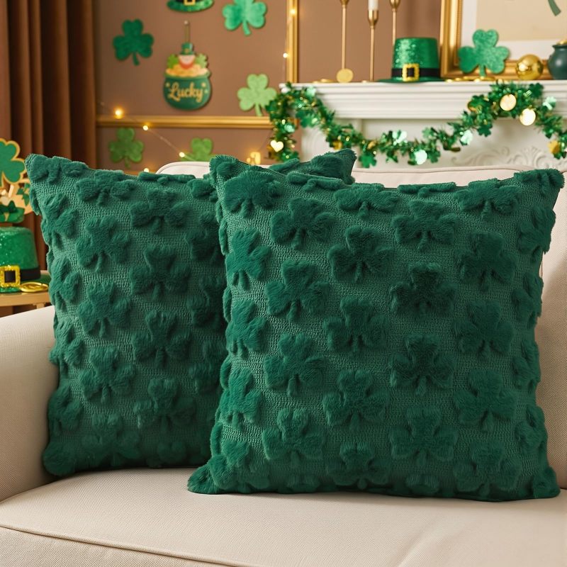 غطاء وسادة مخمل اخضر داكن مقاس 18 × 18 بوصة - غطاء وسادة زخرفي ذات ملمسة خميرة شامروك فائقة النعومة للزينة في منزلك وغرف نومك وقاعات المعيشة في يوم سان باتريك - Image 1