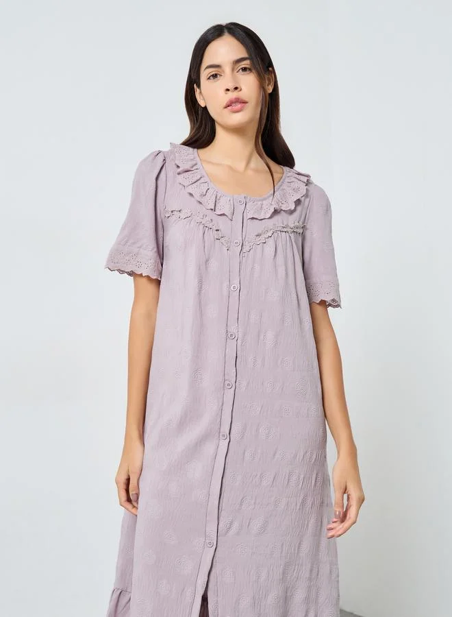 ستايلي قميص نوم بتفاصيل كشكش مع أزرار