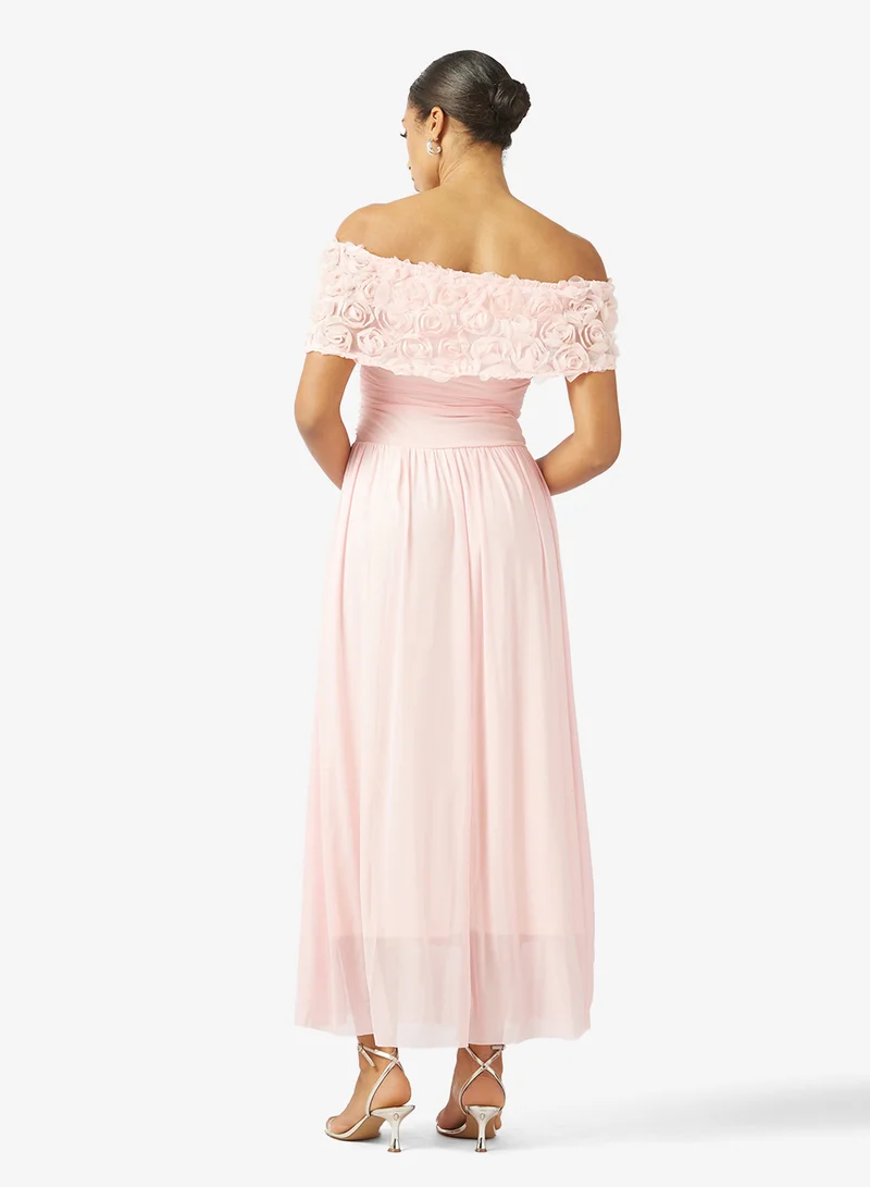 ايلا فستان مكشوف الأكتاف بتفاصيل وردة ثلاثية الأبعاد