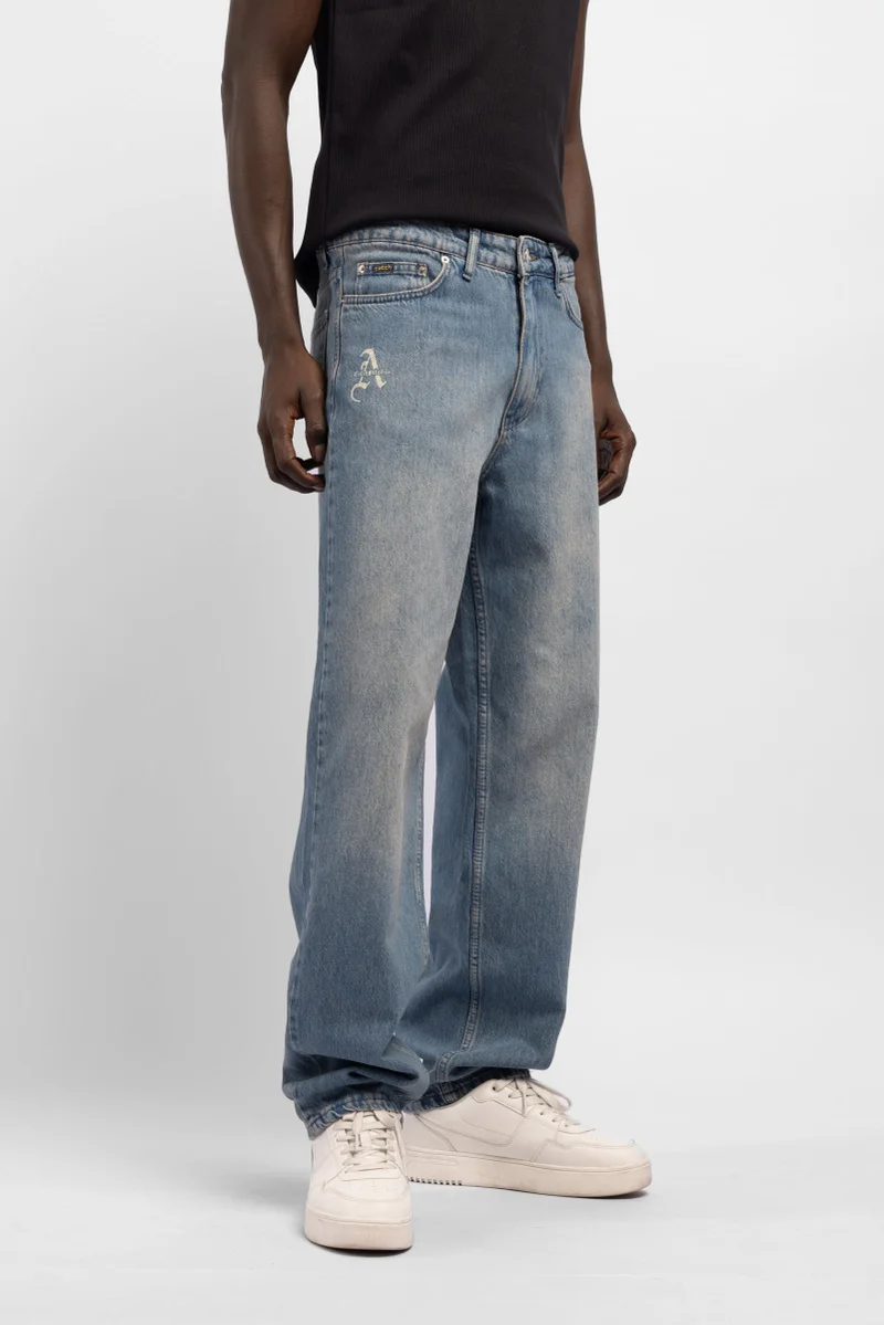 كاتش بنطلون جينز فضفاض مطبوع من كاتش ستوديو