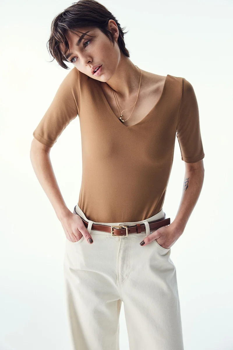 اتش اند ام بلوزة بياقة على شكل حرف