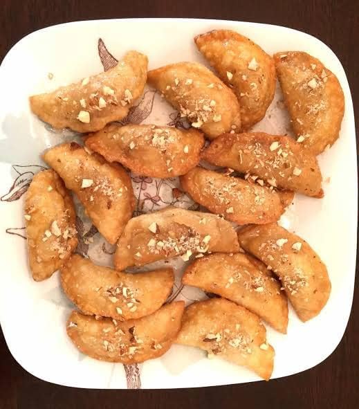 KADAM-Plastic Dough Press Set Gujiya Maker Gujia Mould Homemade Stuffed Karanji Mold Sacha Machine Cutter Perfect for Dumpling Calzone Ravioli Festival Kitchen Item (Pack of 1) (Colours May Vary) - Image 3