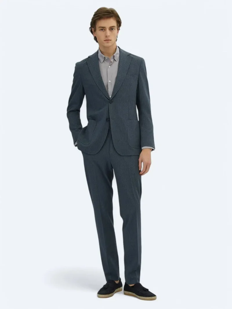 كيب بدلة مخططة باللون الأزرق الداكن الفاتح بقصة عصرية