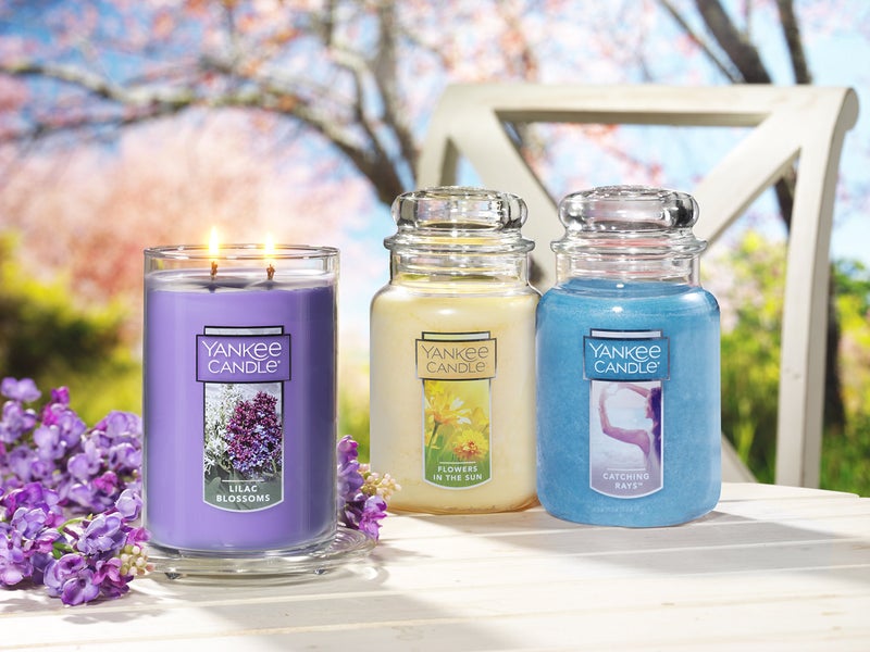 Yankee Candle Lilac Blossoms Scented, Classic 22oz Large Tumbler 2-Wick Candle, Over 75 Hours of Burn Time - Image 4