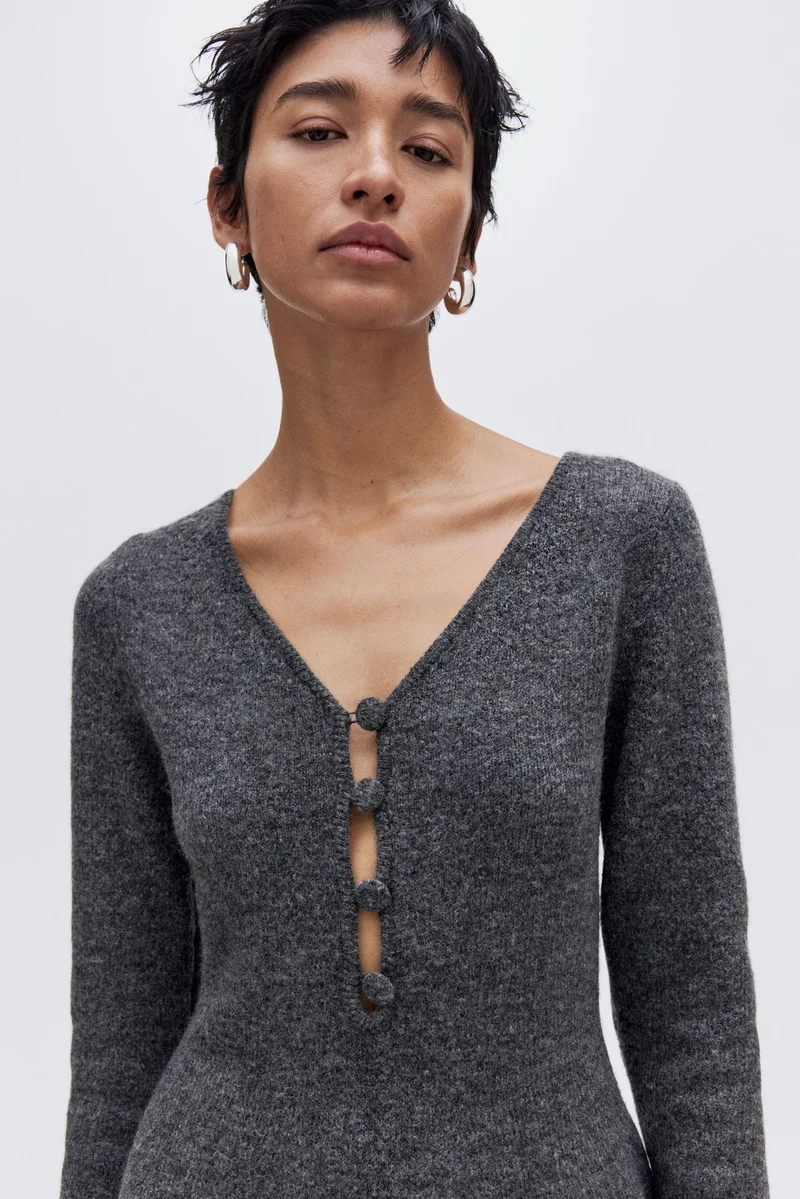 اتش اند ام فستان محبوك بتنورة ذات حافة واسعة