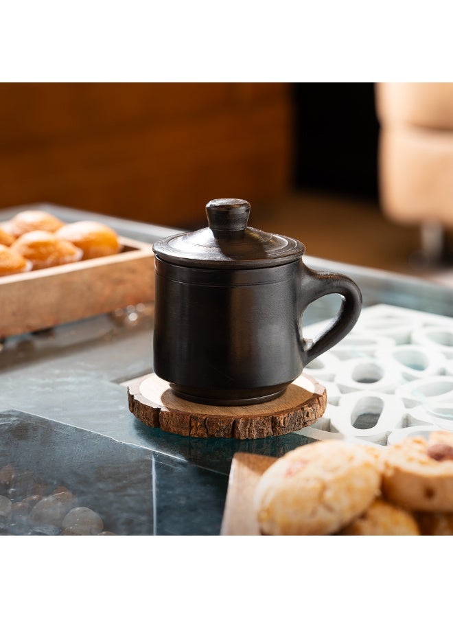 ارك كوب من التيراكوتا الأسود مع غطاء من ARK | كوب قهوة وشاي طيني مصنوع يدويًا | كوب فخاري أسود غير لامع للمشروبات الساخنة والباردة | أدوات شرب ريفية قابلة لإعادة الاستخدام | 8 × 8 سم | 300 مل - Image 1