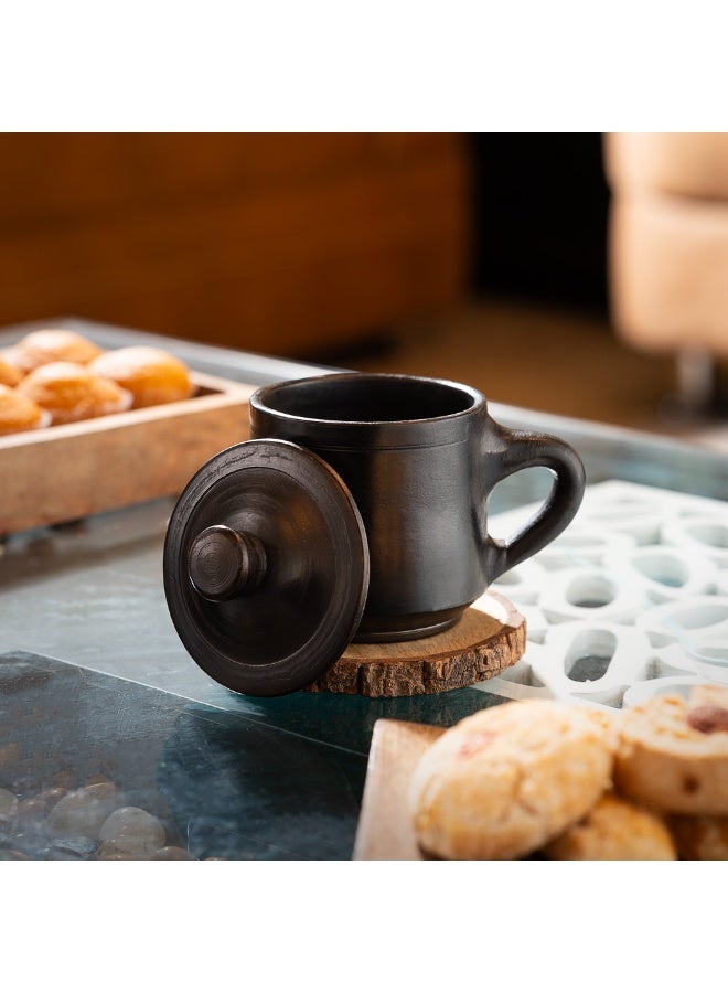 ارك كوب من التيراكوتا الأسود مع غطاء من ARK | كوب قهوة وشاي طيني مصنوع يدويًا | كوب فخاري أسود غير لامع للمشروبات الساخنة والباردة | أدوات شرب ريفية قابلة لإعادة الاستخدام | 8 × 8 سم | 300 مل - Image 2