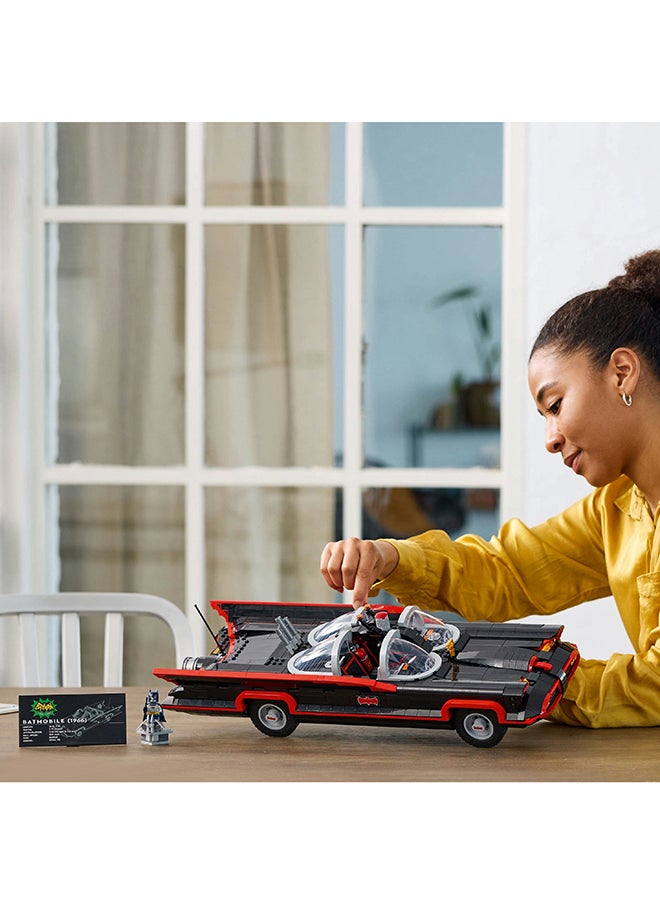 LEGO - DC باتمان: مجموعة سيارة باتموبيل الكلاسيكية من سلسلة التلفزيون، طقم نموذج قابل للجمع للبالغين للبناء مستوحى من مركبة عرض التلفزيون عام 1966، هدية إبداعية للأبطال الخارقين للرجال والنساء 76328 - Image 1