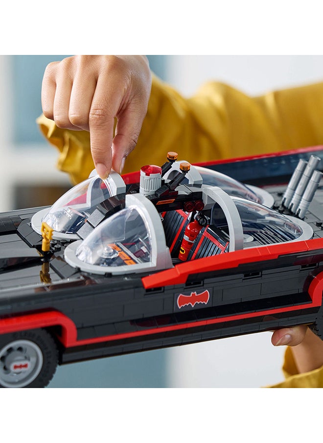 LEGO - DC باتمان: مجموعة سيارة باتموبيل الكلاسيكية من سلسلة التلفزيون، طقم نموذج قابل للجمع للبالغين للبناء مستوحى من مركبة عرض التلفزيون عام 1966، هدية إبداعية للأبطال الخارقين للرجال والنساء 76328 - Image 1