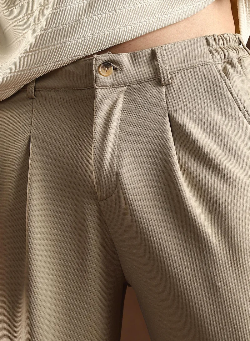 كامبوس سوترا Campus Sutra Men's Peanut Beige Micro-Waffle Cuffed Trousers For Casual Wear | Mid-Rise | Straight Fit | Button Closure | Trousers Crafted With Comfort Fit For Everyday Wear