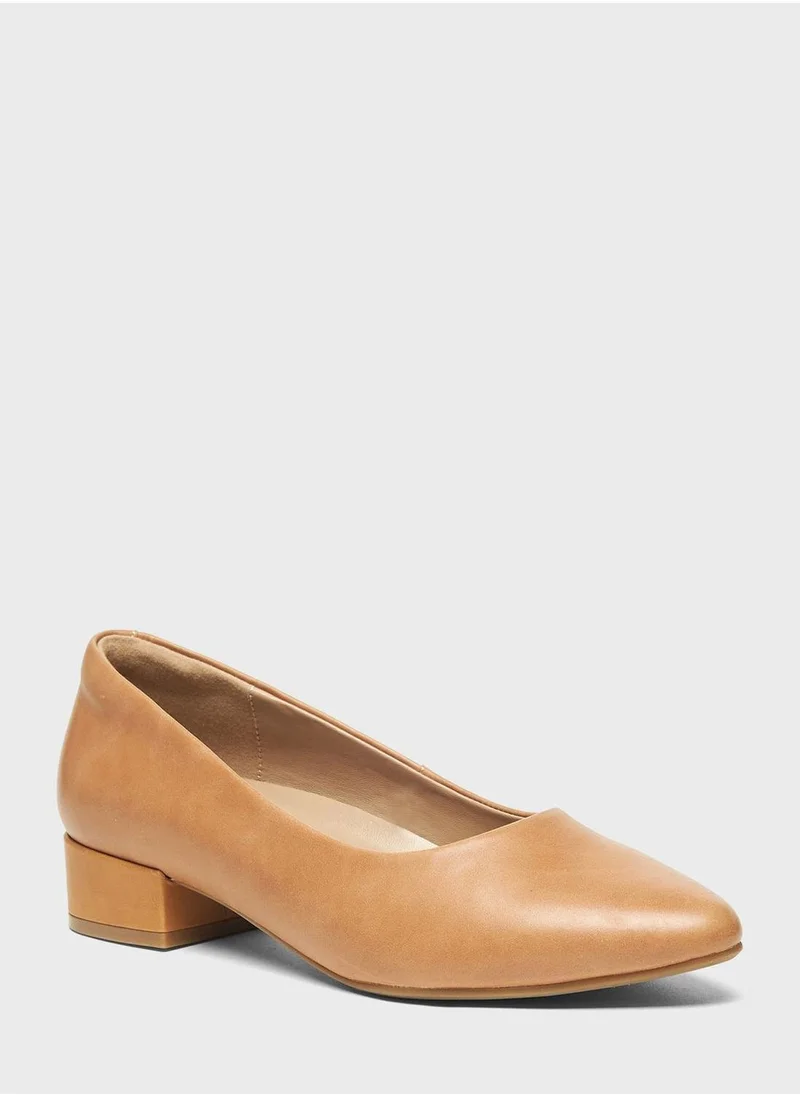 سيليست Pointed Toe Pumps