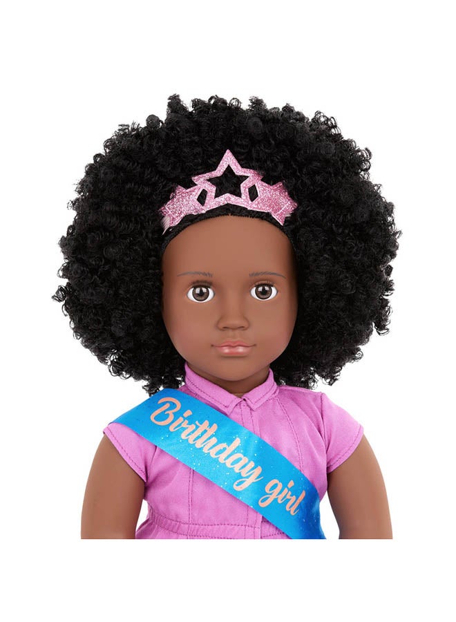 Our Generation دمية عيد الميلاد بطول 18 بوصة - عيون بنيّة حيوية وشعر أسود مجعد - فستان وردي وإكسسوارات حفلة - لعب تمثيلي - ألعاب للأطفال من عمر 3 سنوات فما فوق - كيهلاني - Image 3