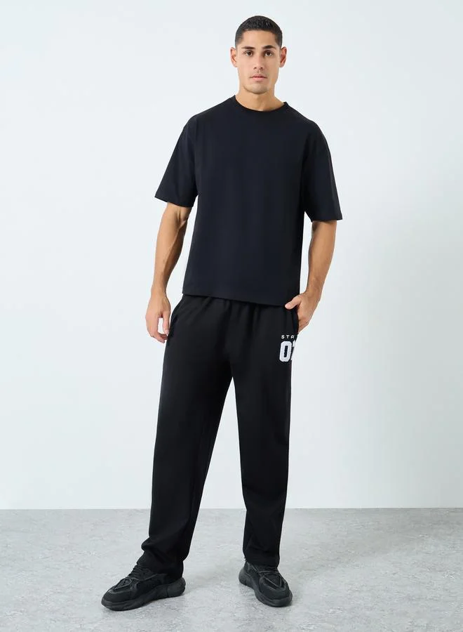 ستايلي جوغر بقصة مريحة وتفاصيل مُطرزة