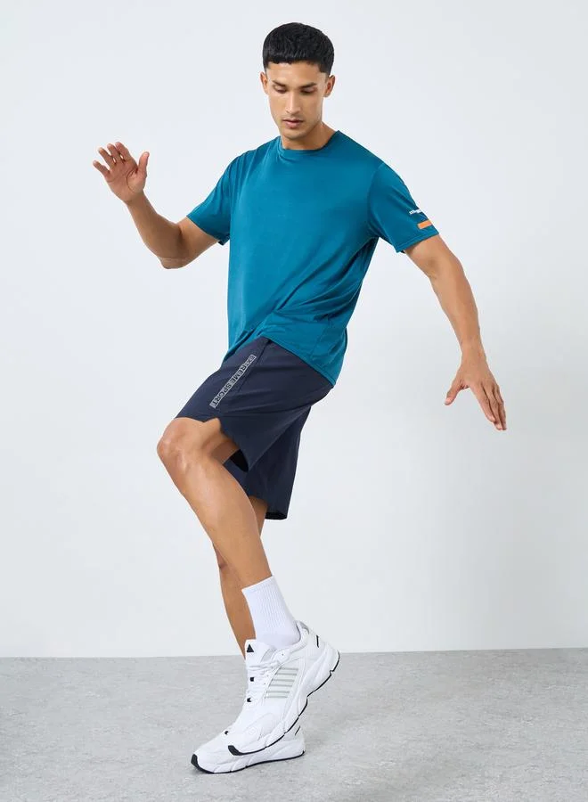 ستايلي اكتيف شورت رياضي للتدريب بطبعة جانبية