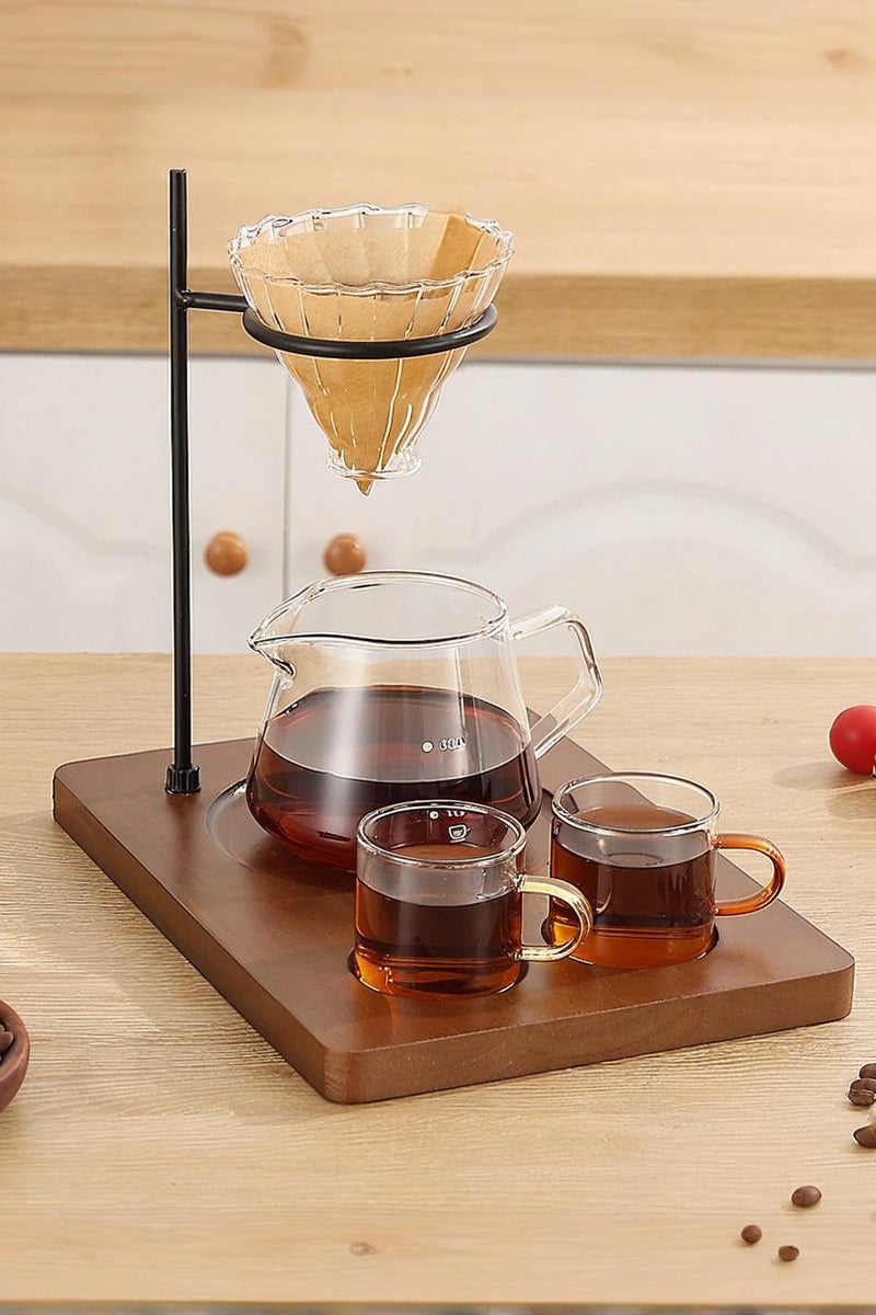 طقم تقطير القهوة (Pour Over) مع حامل خشبي، محطة يدوية لإعداد القهوة تتضمن كوب ترشيح، إبريق تقديم زجاجي مقاوم للحرارة، وكوبين للقهوة؛ مثالي للاستخدام المنزلي، والمقاهي، وركن القهوة. - Image 1