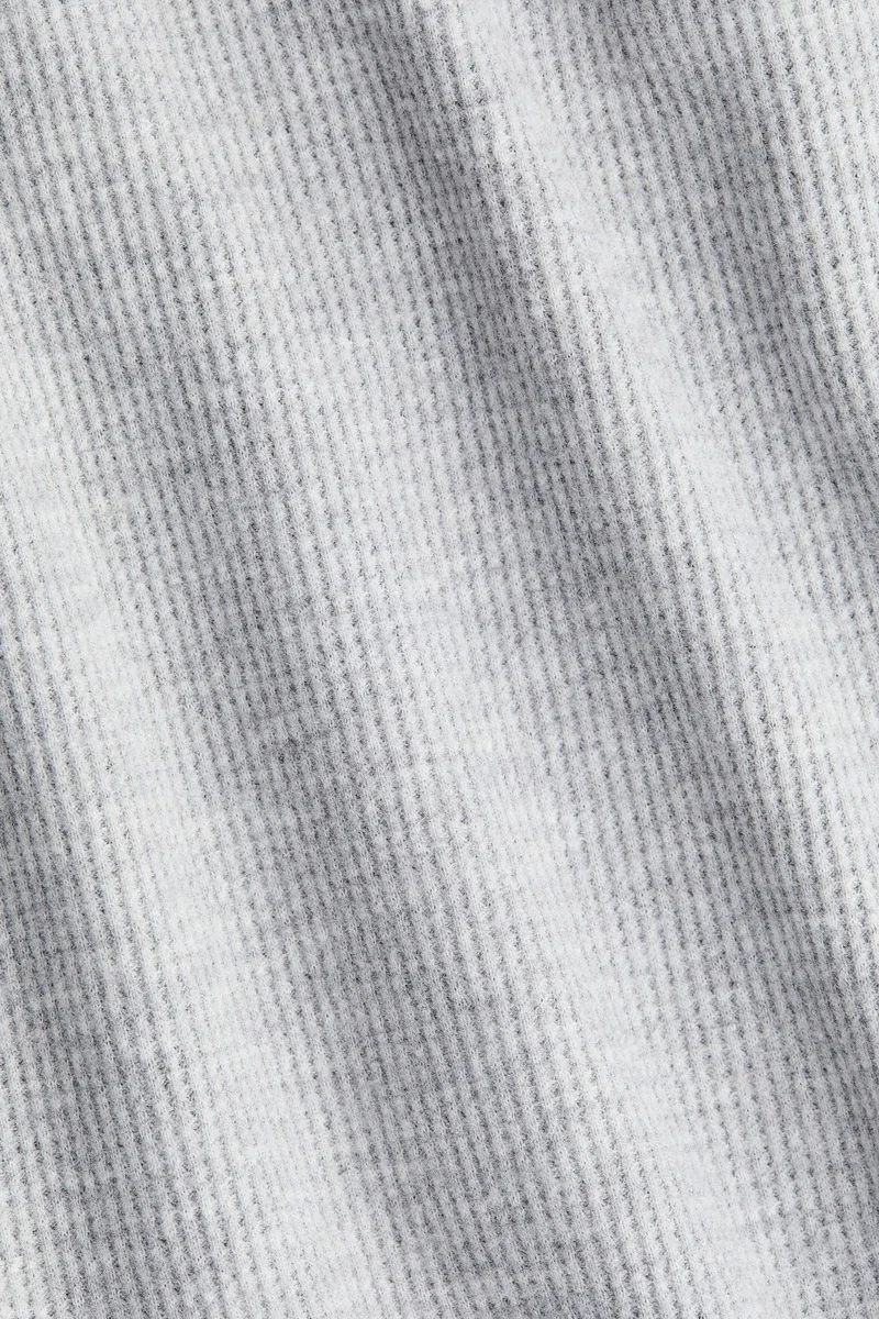 اتش اند ام بنطلون من نسيج بنمط الوافل مع رباط