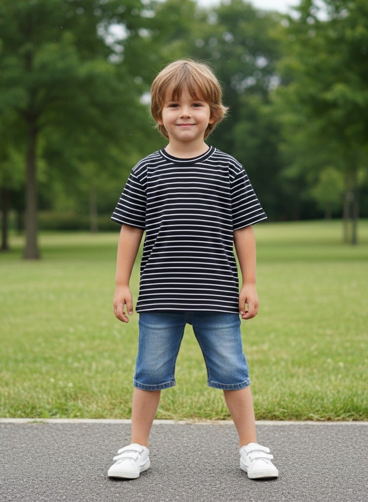 A trendy T-shirt with stylish stripes. Short-sleeved crew neck T-shirt - Image 1