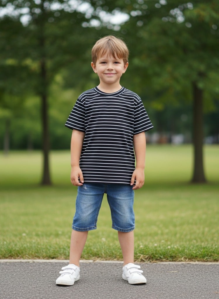 A trendy T-shirt with stylish stripes. Short-sleeved crew neck T-shirt - Image 2