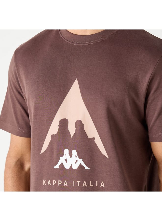 كابا تيشيرت بياقة ضيّقة وأكمام قصيرة وطبعات شعار من كابا - Image 4