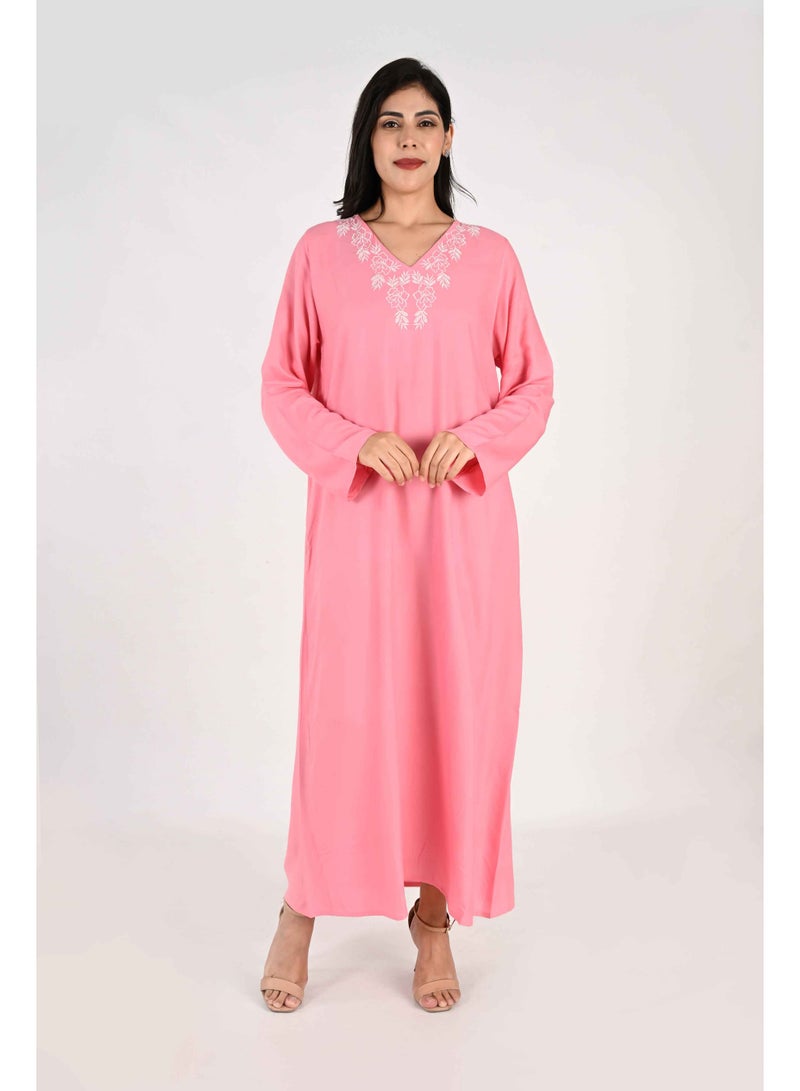 LINELLE جلابية لينيل للسيدات - قاعدة وردية مع ياقة على شكل V وتفاصيل تطريز زهرية - Image 1