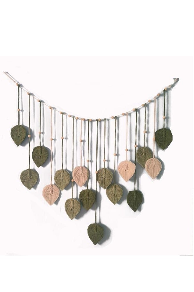 انتيكيانو قطعة فنية كبيرة تُضفي لمسة طبيعية وأنيقة على أي غرفة. مصنوعة يدويًا من خيوط مكرمية بتصميم أوراق منسوجة بلون أخضر هادئ، تضيف لمسة بوهيمية ساحرة إلى غرف النوم، المعيشة، أو حتى غرف الأطفال. مثالية لعشاق الديكور اليدوي والطبيعي.