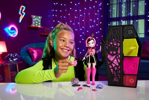 MONSTER HIGH دمية مونستر هاي سكولتي ميت سيكريتس نيون فرايتس وإكسسوارات، دراكولاورا مع خزانة ملابس و19+ مفاجأة - Image 2