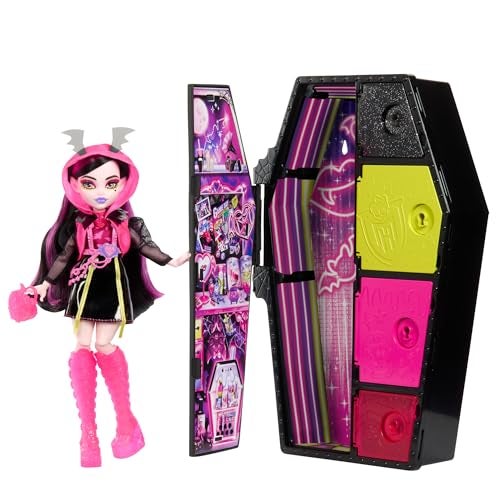 MONSTER HIGH دمية مونستر هاي سكولتي ميت سيكريتس نيون فرايتس وإكسسوارات، دراكولاورا مع خزانة ملابس و19+ مفاجأة - Image 1