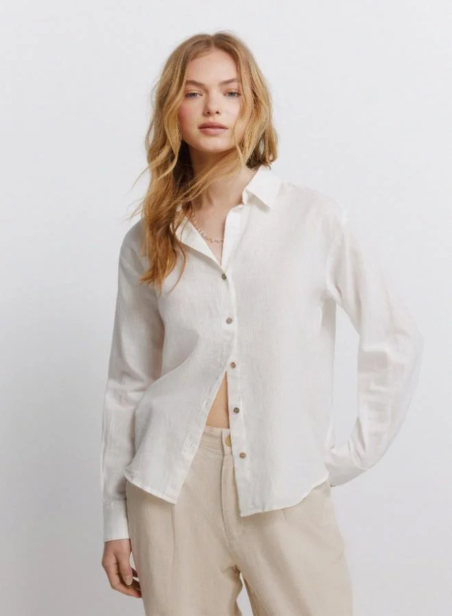 Springfield Linen long sleeve semi-open V-neck shirt with buttons on cuffs and front. This garment is made with sustainable cotton.