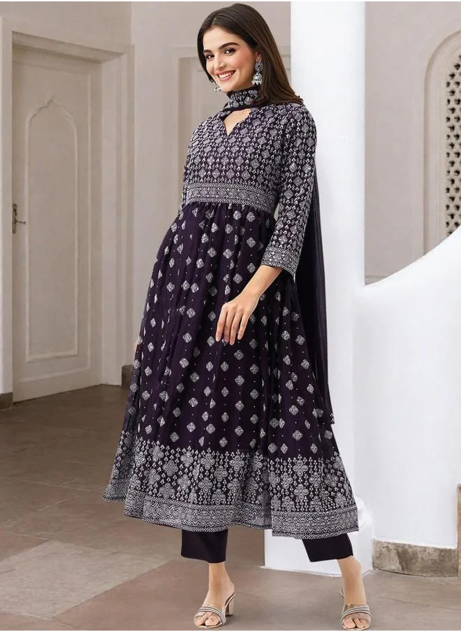 آي شين Straight Fit Women Purple Georgette Kurta Set with Embroidered pattern Tunic and Palazzo features a Round neckline and Three-Fourth Sleeve secured with Elastic closure and styled in Straight Fit ideal for Festive moments — a must-have for your statement wardrobe.