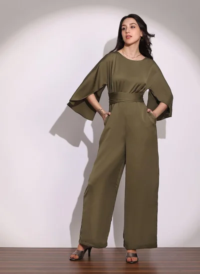 جلو باص جمبسوت نسائي من جلوبس بلون بني بياقة قارب وأكمام كاب وربطة خصر متقاطعة بتفاصيل لامعة للحفلات