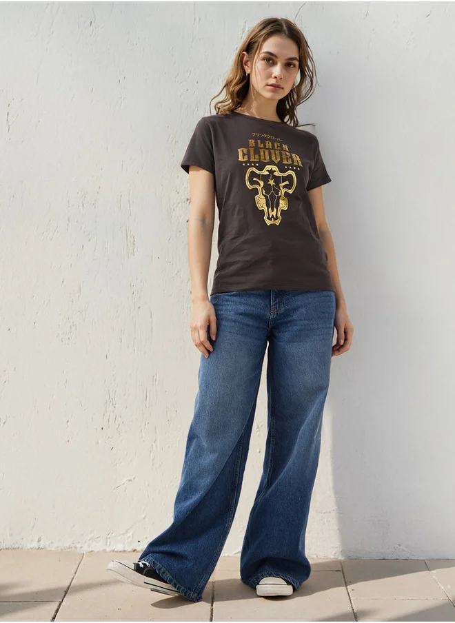 اس بي كاركترز Black Clover Print Crew Neck T-shirt