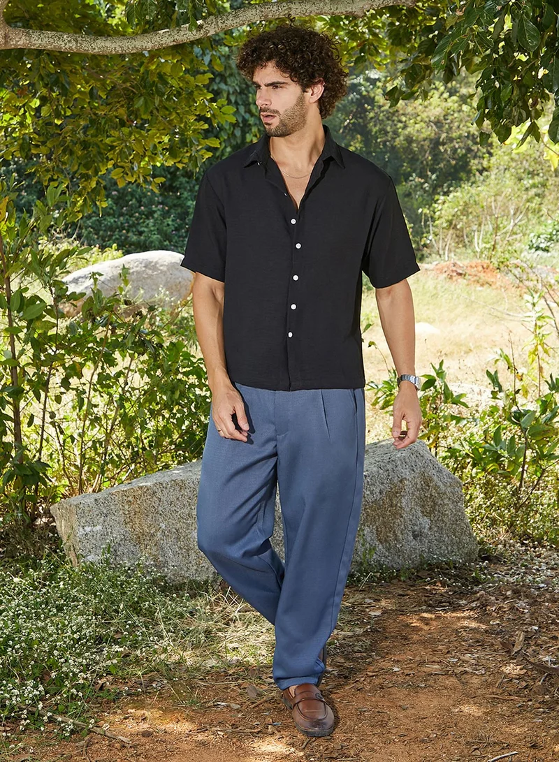 Campus Sutra Campus Sutra Men's Onyx Black Breezy Oversized Shirt For Casual Wear | Spread Collar | Short Regular Sleeves | Button Closure | Oversized Shirt Crafted With Comfort Fit For Everyday Wear