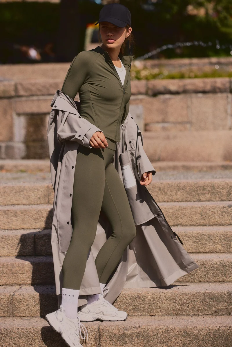 اتش اند ام جاكيت رياضي من النايلون بتقنية دراي موف