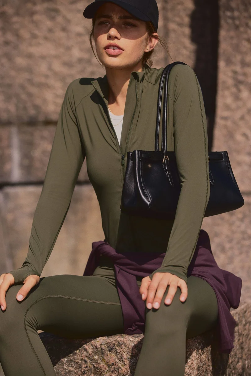 اتش اند ام جاكيت رياضي من النايلون بتقنية دراي موف