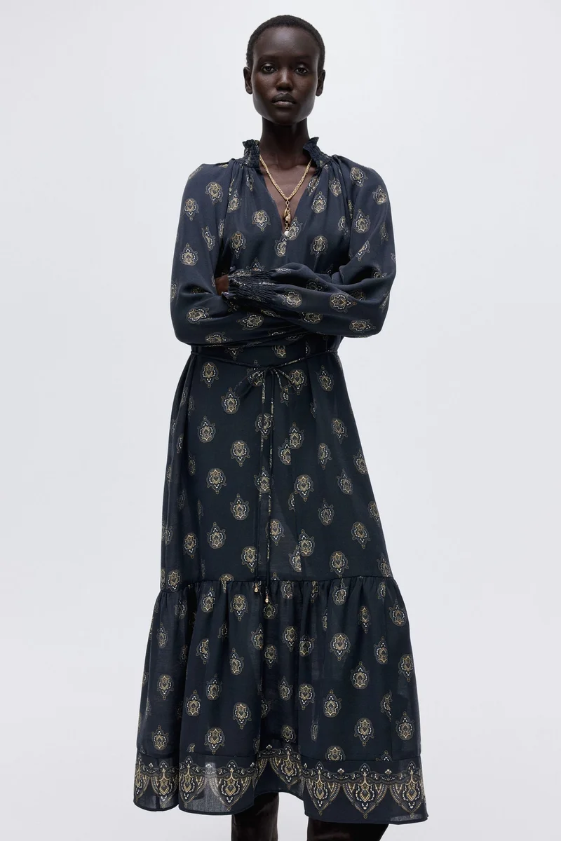 اتش اند ام فستان بتفاصيل مزمومة