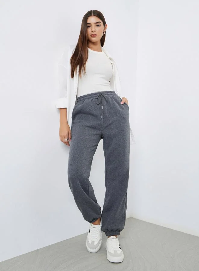 ستايلي جوغر بأرجل واسعة ورباط خصر