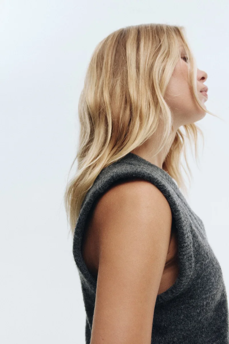 اتش اند ام كنزة بدون أكمام بتصميم قصير