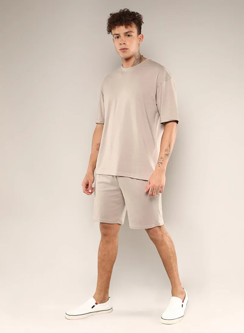 Campus Sutra Campus Sutra Men's Coin Grey Solid Oversized Co-Ord Set For Casual Wear | Crew Neck | Short Sleeve | Drawstring Closure | Co-Ords Crafted With Comfort Wear For Everyday Wear