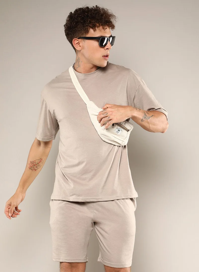 Campus Sutra Campus Sutra Men's Coin Grey Solid Oversized Co-Ord Set For Casual Wear | Crew Neck | Short Sleeve | Drawstring Closure | Co-Ords Crafted With Comfort Wear For Everyday Wear