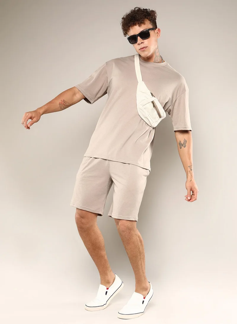 Campus Sutra Campus Sutra Men's Coin Grey Solid Oversized Co-Ord Set For Casual Wear | Crew Neck | Short Sleeve | Drawstring Closure | Co-Ords Crafted With Comfort Wear For Everyday Wear
