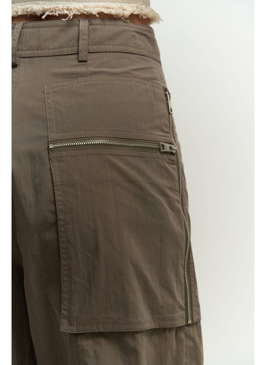 Collection Wendy Khaki Parachute Cargo Pants - pzsku/Z792F2661DFEC3989E558Z/45/_/1728060492/1945a64a-4329-423a-99e1-34089aebd7e9