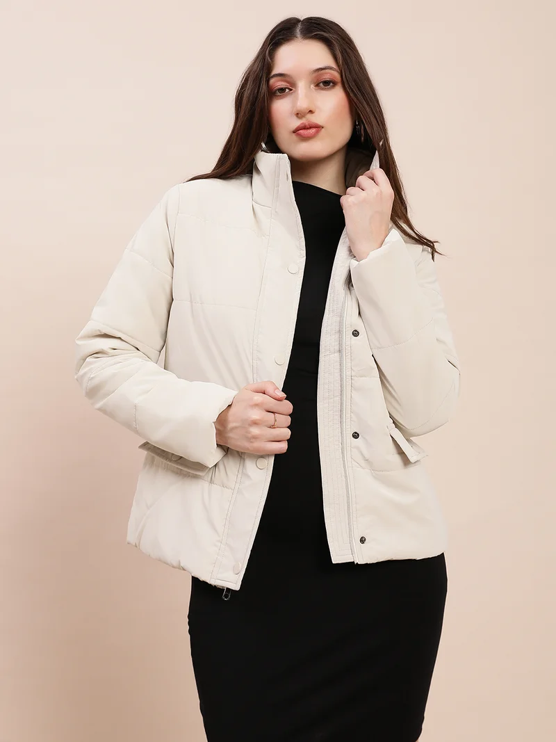 جلو باص جاكيت منتفخ نسائي أبيض فاتح بياقة عالية وأكمام طويلة وسحاب أمامي وجيبين شتوي