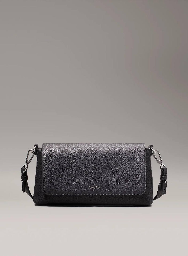 كالفن كلاين شنطة كتف قابلة للتحويل مزينة بشعار كلفن كلاين - Image 1