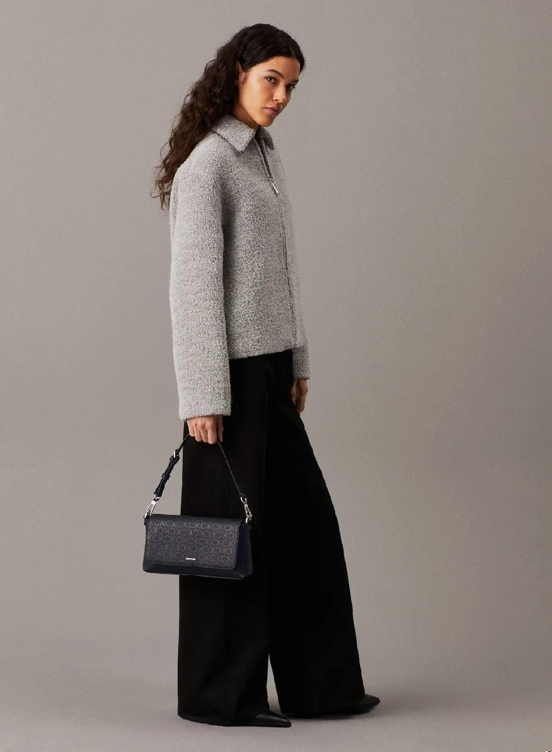 كالفن كلاين شنطة كتف قابلة للتحويل مزينة بشعار كلفن كلاين - Image 5