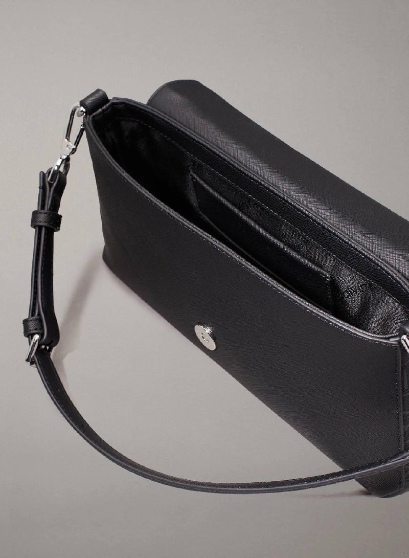 كالفن كلاين شنطة كتف قابلة للتحويل مزينة بشعار كلفن كلاين - Image 4