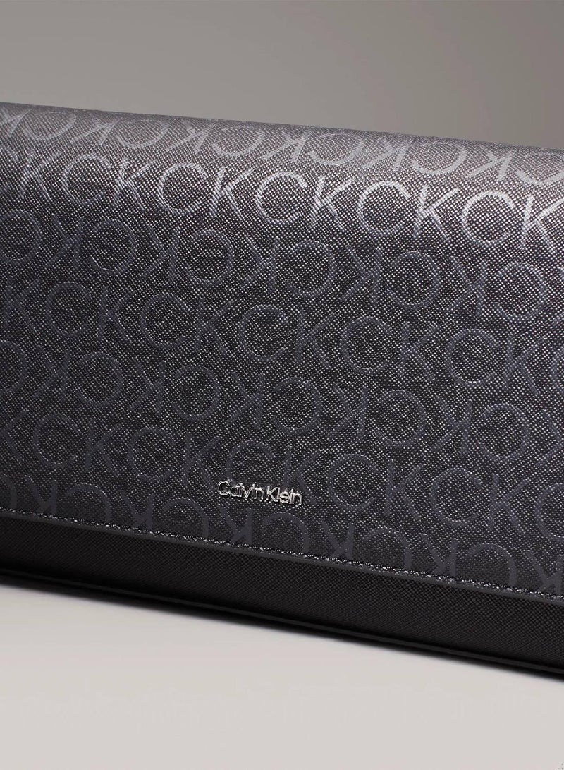 كالفن كلاين شنطة كتف قابلة للتحويل مزينة بشعار كلفن كلاين - Image 3
