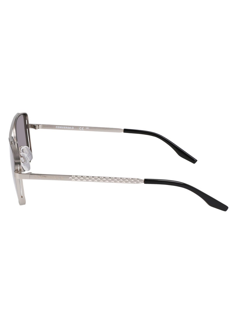 CONVERSE نظارات شمسية معدنية بشكل نافيغاتور للرجال مع حماية من الأشعة فوق البنفسجية CV106S FOXING II-045-5617 - حجم العدسة: 56 - فضي ساتان/أسود - Image 4