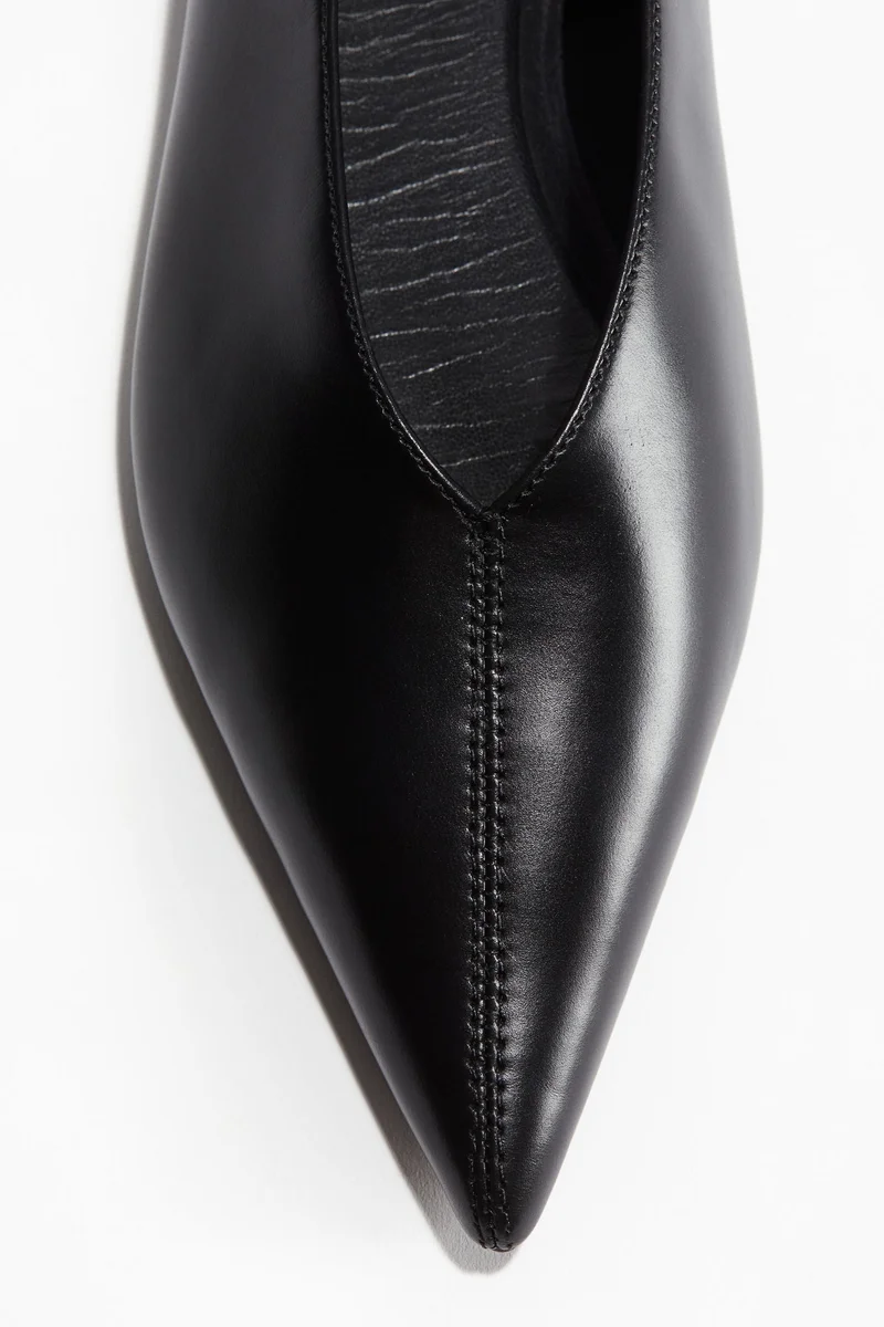 اتش اند ام حذاء باليه من الجلد بتصميم مدبب من الأمام