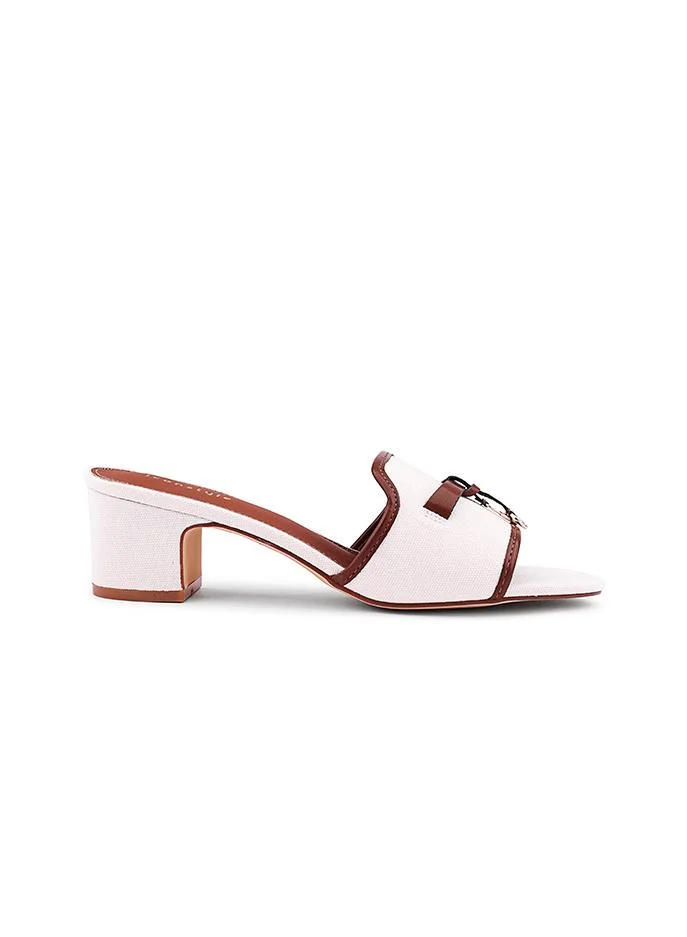 أيقون Stylish heel slipper with a two-tone color combination.